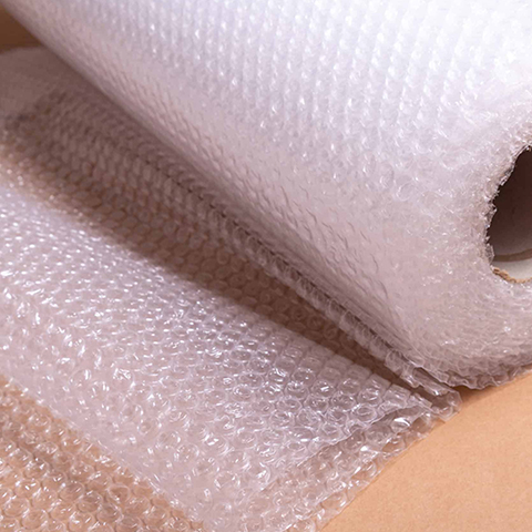 Cum să utilizați folie cu bule pentru a preveni șocurile și izolarea fonică